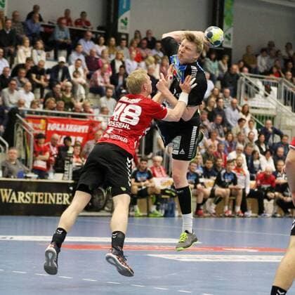 Thomas Bahn (HC Rhein Vikings 24) gegen Julian Possehl (ASV Hamm-Westfalen 48)(links), ASV Hamm-Westfalen vs HC Rhein Vikings, Handball, 2. Bundesliga, 24.03.2018, Hamm Copyright: xEIBNER JanxStrohdiekx EP_JSK