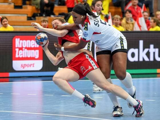 HANDBALL - EHF EC Quali, AUT vs POR BREGENZ,AUSTRIA,24.MAR.18 - HANDBALL - EHF European Handball Championship 2018, qualification women, OEHB international match Länderspiel Austria vs Portugal. Image shows Josefine Huber (AUT) and Maia Fatime Suare (POR). GEPAxpictures xOliverxLerch