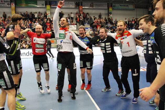 Siegesjubel bei HC Rhein Vikings, ASV Hamm-Westfalen vs HC Rhein Vikings, Handball, 2. Bundesliga, 24.03.2018, Hamm Copyright: xEIBNER JanxStrohdiekx EP_JSK