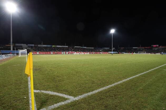 Fußball, Stadiongeschichte Sportfreunde Siegen Allgemein, Uebersicht, Stadion, Flutlicht, Leimbachstadion, Fans der Sportfreunde Siegen, Banner, dass Derby, Stadtderby fand vor 2421 Zuschauern statt Fussball Oberliga Westfalen, 24. Spieltag, Sportfreunde Siegen - 1. FC Kaan-Marienborn, am 24.03.2018 in Siegen Deutschland.