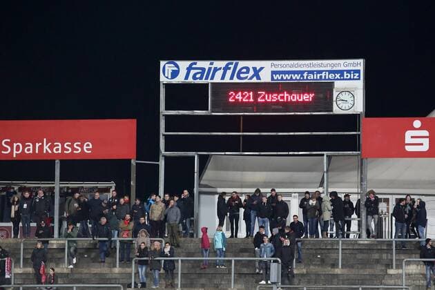 Fußball, Stadiongeschichte Sportfreunde Siegen Die Anzeigetafel zeigt die Zuschauerzahl von 2421 Fussball Oberliga Westfalen, 24. Spieltag, Sportfreunde Siegen - 1. FC Kaan-Marienborn, am 24.03.2018 in Siegen Deutschland.