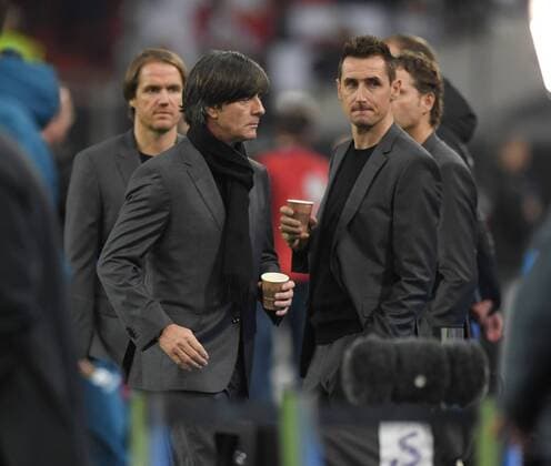 23.03.2018, Fussball Nationalmannschaft, Laenderspiel, Nationalteams, Deutschland - Spanien 1:1, Bundestrainer Joachim Loew, Joachim Löw (Deutschland), li., und Co Trainer Miroslav Klose (Deutschland), re. mit Kaffee Becher