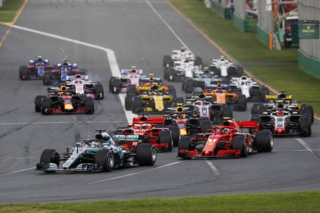 Start of the race. HAMILTON Lewis (gbr), Mercedes AMG F1 Petronas GP W09 Hybrid EQ Power+, RAIKKONEN Kimi (fin), Scuderia Ferrari SF71H, VETTEL Sebastian (ger), Scuderia Ferrari SF71H during 2018 Formula 1 championship at Melbourne, Australian Grand Prix, from March 22 To 25 - Photo : FIA Formula One World Championship WM Weltmeisterschaft 2018, Melbourne, Victoria : Motorsports: Formula 1 2018 Rolex Australian Grand Prix, Melbourne Australia