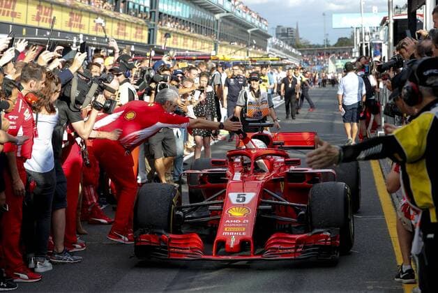 Motorsports: FIA Formula One World Championship WM Weltmeisterschaft 2018, Melbourne, Victoria : Motorsports: Formula 1 2018 Rolex Australian Grand Prix, , 5 Sebastian Vettel (GER, Scuderia Ferrari) Maurizio Arrivabene Handklapp Melbourne Australia