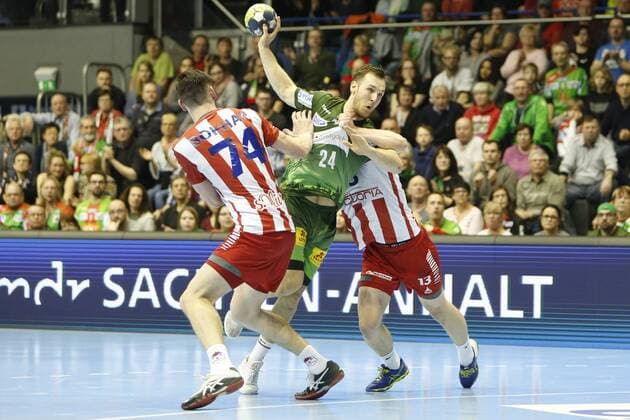 vl Viachaslau Bokhan (Minsk, 74), Christian O Sullivan (Magdeburg, 24), Mikalai Aliokhin (Minsk, 13) Zweikampf, Duell, Kampf, tackle, Handball, EHC Cup, SC Magdeburg - SKA Minsk,