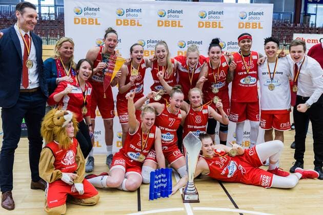 Themen der Woche - SPORT Bilder des Tages - SPORT Siegerfoto; Sieger, Erstplatzierter, Goldmedaille, gold medal TSV 1880 Wasserburg, Basketball, DBBL-Pokal, FinalFour, TSV 1880 Wasserburg-Rutronik Stars Keltern, *** Winner photo Winner First place gold medal gold medal TSV 1880 Wasserburg Basketball DBBL Cup FinalFour TSV 1880 Wasserburg Rutronik Stars Keltern xprx