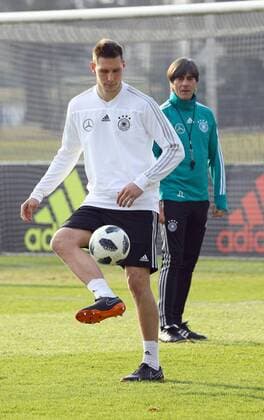 Niklas Süle (Deutschland Germany) mit Bundestrainer Joachim Loew (Deutschland Germany) - 25.03.2018: Training der Deutschen Nationalmannschaft, Olympiastadion Berlin *** Niklas Süle Germany Germany with national coach Joachim Loew Germany Germany 25 03 2018 Training of the German National Olympic Stadium Berlin