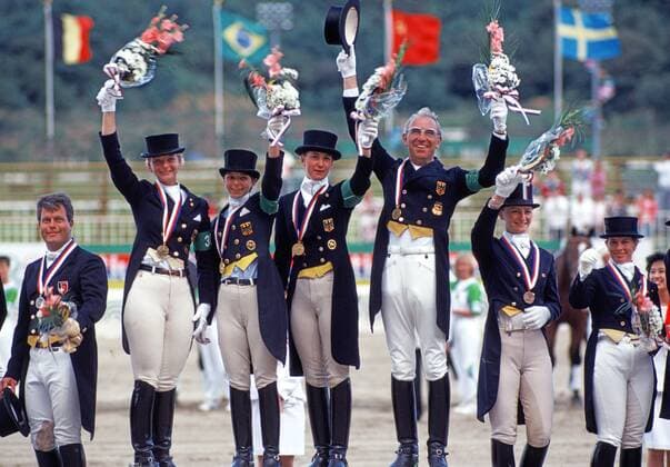 Gold für das deutsche Dressur-Reiter-Team auch in Seoul 1988 mit Ann Kathrin Linsenhoff + Monica Theodorescu + Nicole Uphoff + Dr. Reiner Klimke *** Gold for the German dressage rider team also in Seoul 1988 with Ann Kathrin Linsenhoff Monica Theodorescu Nicole Uphoff Dr Reiner Klimke