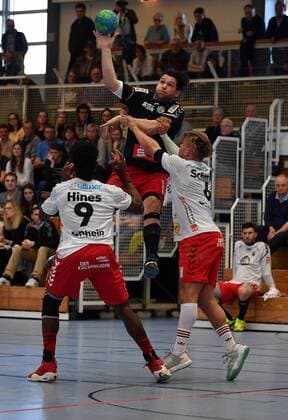 25.03.2018 - Handball - Saison 2017 2018 - 3.Liga - Männer : HC Erlangen HCE II - HSC Bad Neustadt - - Luca Wenzel (55, HC Erlangen II , oben ) gegen Gary Hines (9, HSC Bad Neustadt , links ) Maximilian Schmidt (6, HSC Bad Neustadt , rechts )
