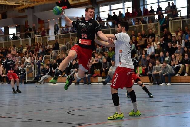 25.03.2018 - Handball - Saison 2017 2018 - 3.Liga - Männer : HC Erlangen HCE II - HSC Bad Neustadt - - Florian Wagner (14, HC Erlangen II ) Adam Pal (19, HSC Bad Neustadt , rechts )