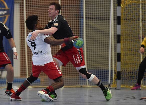 25.03.2018 - Handball - Saison 2017 2018 - 3.Liga - Männer : HC Erlangen HCE II - HSC Bad Neustadt - - Gary Hines (9, HSC Bad Neustadt ) Florian Wagner (14, HC Erlangen II , rechts )