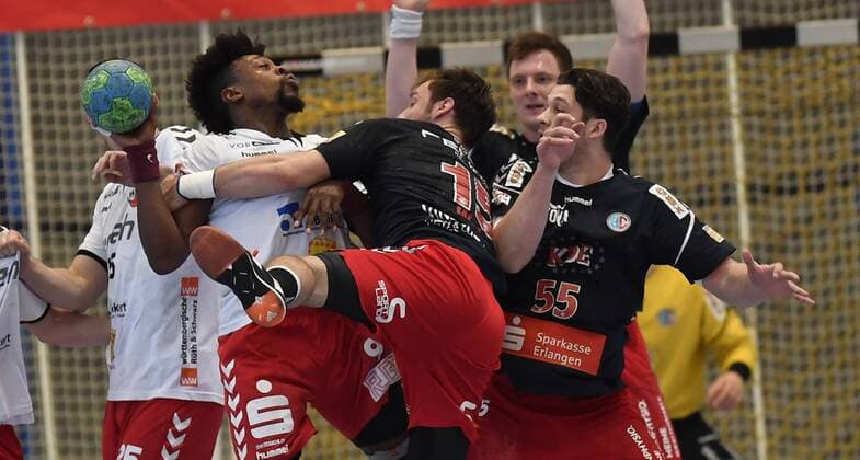 25.03.2018 - Handball - Saison 2017 2018 - 3.Liga - Männer : HC Erlangen HCE II - HSC Bad Neustadt - - Gary Hines (9, HSC Bad Neustadt ) gegen Sebastian Walz (15, HC Erlangen II ) Luca Wenzel (55, HC Erlangen II , rechts )