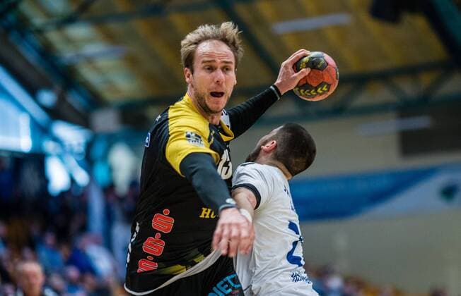 Stefan Lex 13 vom HSC Coburg beim Wurf mit Jonas Hoenicke 20 vom Dessau-Rosslauer HV 06 waehrend der Begegnung in der DKB Handball 2. Bundesliga zwischen Dessau-Rosslauer HV 06 und HSC Coburg in der Anhalt Arena am March 25, 2018 in Bauhausstadt Dessau, Sachsen Anhalt, Germany ( Bauhausstadt Dessau Copyright: xEIBNER HartmutxBoesenerx EP_HBR