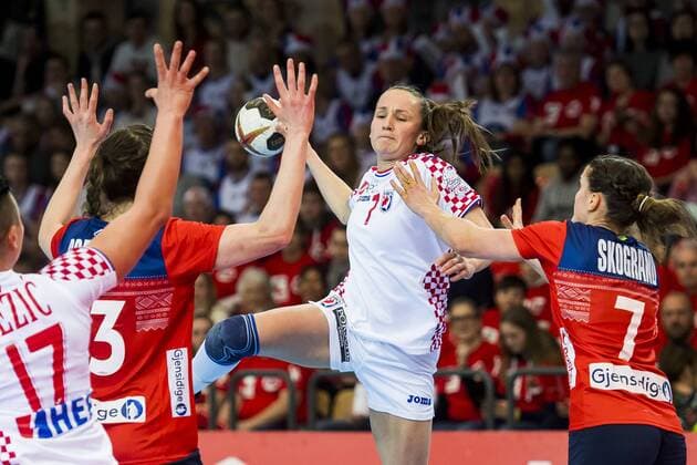 180325 Paula Posavec of Croatia and Stine Ruscetta Skogrand of Norway during the 2018 European Women s Handball Championship Qualification match between Norway and Croatia on March 25, 2018 in Bekkestua. Photo: Jon Olav Nesvold BILDBYRAN kod JE 160231 Copyright: JONxOLAVxNESVOLD BB180325JE013