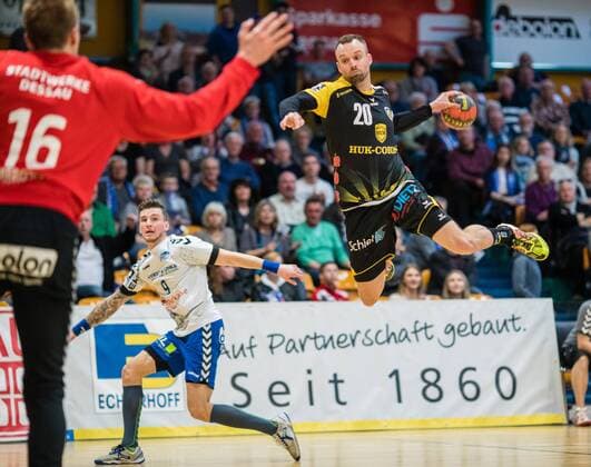 Florian Billek 20 vom HSC Coburg beim Wurf auf das Tor von Philip Ambrosius 16 vom Dessau-Rosslauer HV 06 waehrend der Begegnung in der DKB Handball 2. Bundesliga zwischen Dessau-Rosslauer HV 06 und HSC Coburg in der Anhalt Arena am March 25, 2018 in Bauhausstadt Dessau, Sachsen Anhalt, Germany ( Bauhausstadt Dessau Copyright: xEIBNER HartmutxBoesenerx EP_HBR