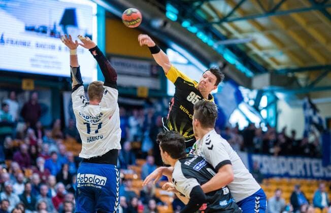 Romas Kirveliavicius 95 vom HSC Coburg beim Wurf Libor Hanisch 17 vom Dessau-Rosslauer HV 06 waehrend der Begegnung in der DKB Handball 2. Bundesliga zwischen Dessau-Rosslauer HV 06 und HSC Coburg in der Anhalt Arena am March 25, 2018 in Bauhausstadt Dessau, Sachsen Anhalt, Germany ( Bauhausstadt Dessau Copyright: xEIBNER HartmutxBoesenerx EP_HBR