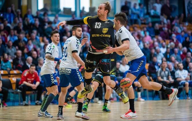 Stefan Lex 13 vom HSC Coburg beim Wurf mit Daniel Schmidt 19 vom Dessau-Rosslauer HV 06 waehrend der Begegnung in der DKB Handball 2. Bundesliga zwischen Dessau-Rosslauer HV 06 und HSC Coburg in der Anhalt Arena am March 25, 2018 in Bauhausstadt Dessau, Sachsen Anhalt, Germany ( Bauhausstadt Dessau Copyright: xEIBNER HartmutxBoesenerx EP_HBR