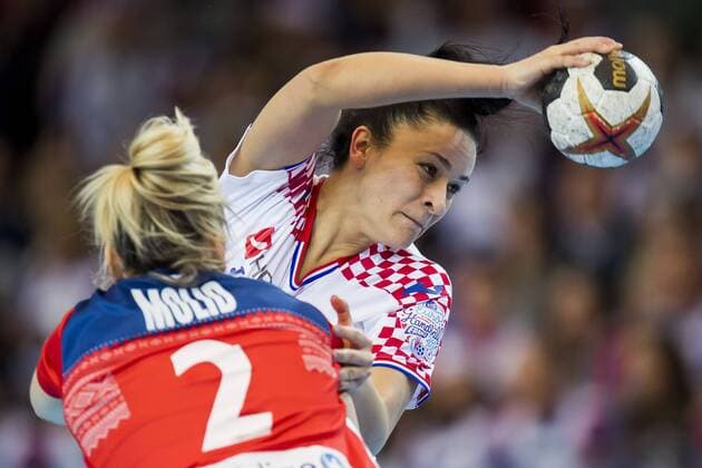 180325 Valentina Blazevic of Croatia and Mari Molid of Norway during the 2018 European Women s Handball Championship Qualification match between Norway and Croatia on March 25, 2018 in Bekkestua. Photo: Jon Olav Nesvold BILDBYRAN kod JE 160231 Copyright: JONxOLAVxNESVOLD BB180325JE020