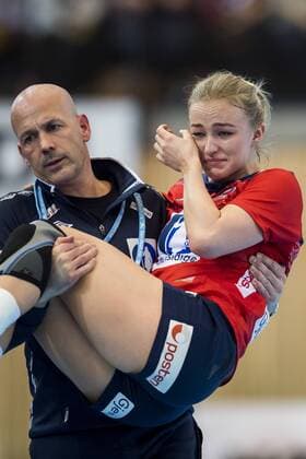 180325 Stine Bredal Oftedal of Norway with an injury during the 2018 European Women s Handball Championship Qualification match between Norway and Croatia on March 25, 2018 in Bekkestua. Photo: Jon Olav Nesvold BILDBYRAN kod JE 160231 Copyright: JONxOLAVxNESVOLD BB180325JE028