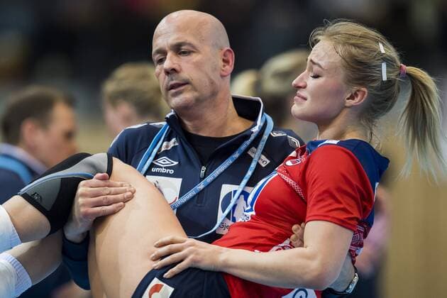 180325 Stine Bredal Oftedal of Norway with an injury during the 2018 European Women s Handball Championship Qualification match between Norway and Croatia on March 25, 2018 in Bekkestua. Photo: Jon Olav Nesvold BILDBYRAN kod JE 160231 Copyright: JONxOLAVxNESVOLD BB180325JE029