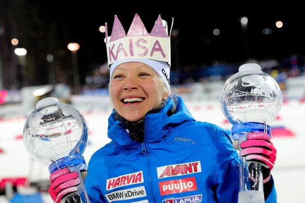 Themen der Woche - SPORT Bilder des Tages - SPORT TYUMEN, RUSSIA - MARCH 25, 2018: Biathlete Kaisa Makarainen of Finland awarded a Big Crystal Globe for the World Cup Total Score and a Mass Start Crystal Globe after the women s 12.5km mass start event at the 2017 18 IBU Biathlon World Cup meeting in Tyumen, Russia. Sergei Bobylev TASS  TS07949B