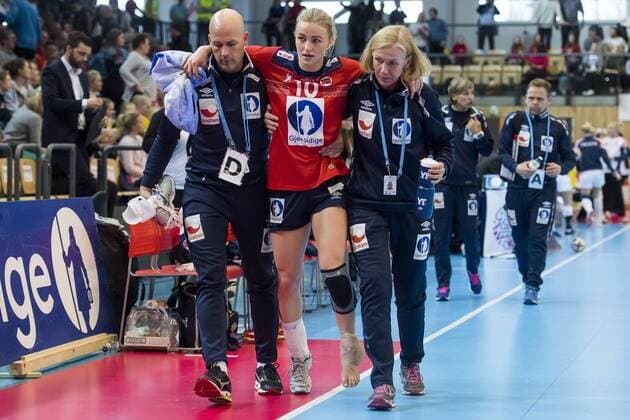 180325 Stine Bredal Oftedal of Norway with an injury during the 2018 European Women s Handball Championship Qualification match between Norway and Croatia on March 25, 2018 in Bekkestua. Photo: Jon Olav Nesvold BILDBYRAN kod JE 160231 Copyright: JONxOLAVxNESVOLD BB180325JE036