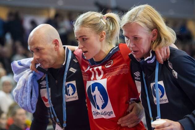 180325 Stine Bredal Oftedal of Norway with an injury during the 2018 European Women s Handball Championship Qualification match between Norway and Croatia on March 25, 2018 in Bekkestua. Photo: Jon Olav Nesvold BILDBYRAN kod JE 160231 Copyright: JONxOLAVxNESVOLD BB180325JE038