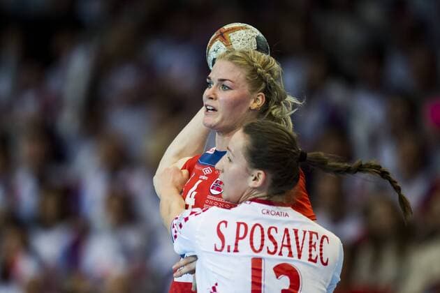 180325 Veronica Kristiansen of Norway and Stela Posavec of Croatia during the 2018 European Women s Handball Championship Qualification match between Norway and Croatia on March 25, 2018 in Bekkestua. Photo: Jon Olav Nesvold BILDBYRAN kod JE 160231 Copyright: JONxOLAVxNESVOLD BB180325JE039