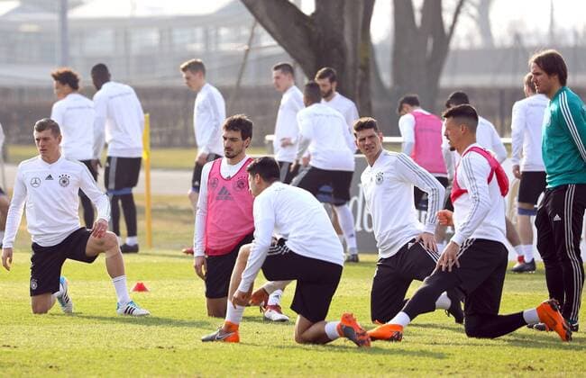 Toni Kroos (Deutschland Germany), Mats Hummels (Deutschland Germany), Sami Khedira (Deutschland Germany), Mario Gomez (Deutschland Germany), Sandro Wagner (Deutschland Germany), Assistenztrainer Thomas Schneider (Deutschland Germany) - 25.03.2018: Training der Deutschen Nationalmannschaft, Olympiastadion Berlin
