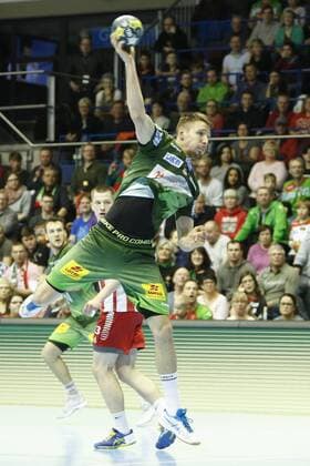 Gleb Kalarasch (Magdeburg, 29) wirft den Ball, Handball, EHC Cup, SC Magdeburg - SKA Minsk,