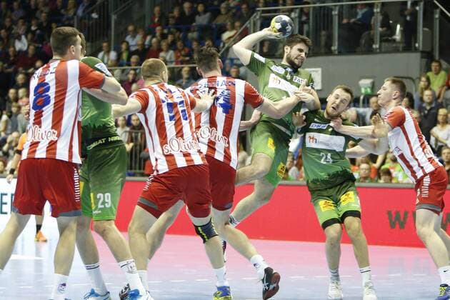 Juan Munoz de la Pena (Magdeburg, 13) wirft aufs Tor, Handball, EHC Cup, SC Magdeburg - SKA Minsk,
