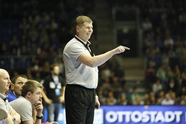 Igor Papruha (Minsk, Trainer) gibt Anweisungen, gestikuliert mit den Armen, gesticulate, gives instructions, Handball, EHC Cup, SC Magdeburg - SKA Minsk,