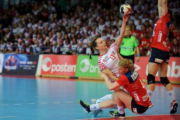 Handball , Kvinner , EM-Kvalifisering , Kvalifisering til EM , 25.03.2018 , 20180325 Norge - Kroatia Stela Posavec - Kroatia Veronica Krristiansen - Norge Foto: Sjur St¿len Digitalsport 