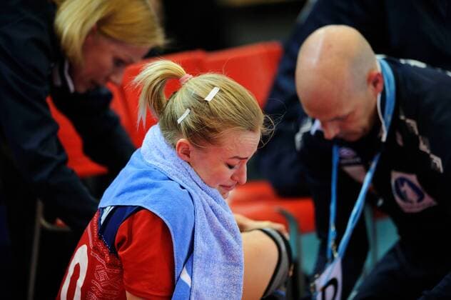 Handball , Kvinner , EM-Kvalifisering , Kvalifisering til EM , 25.03.2018 , 20180325 Norge - Kroatia Norges Stine Bredal Oftedal har vondt etter a ha trakket over i f¿rste omgang. Spilleren matte b¾res av banen av Trond Viggo Sjobakk Foto: Sjur St¿len Digitalsport 