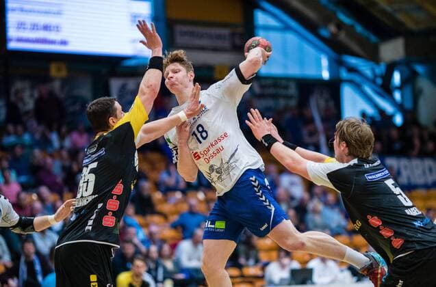 Johannes Wasielewskie 18 vom Dessau-Rosslauer HV 06 beim Wurf mit (l) Romas Kirveliavicius 95 vom HSC Coburg und (r) Markus Hagelin 5 vom HSC Coburg waehrend der Begegnung in der DKB Handball 2. Bundesliga zwischen Dessau-Rosslauer HV 06 und HSC Coburg in der Anhalt Arena am March 25, 2018 in Bauhausstadt Dessau, Sachsen Anhalt, Germany ( Bauhausstadt Dessau Copyright: xEIBNER HartmutxBoesenerx EP_HBR