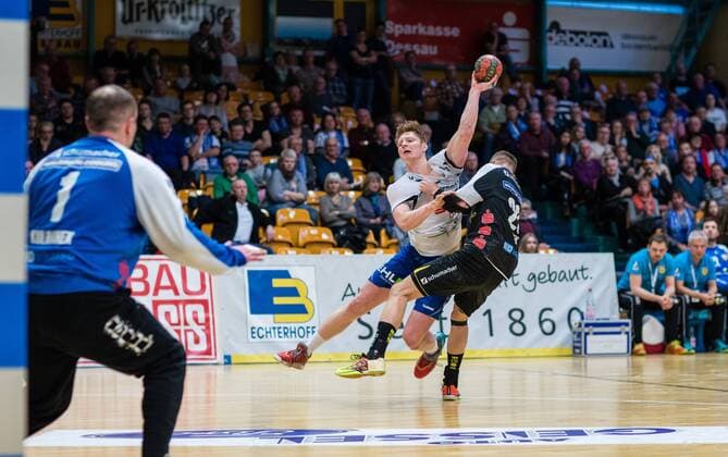 Johannes Wasielewskie 18 vom Dessau-Rosslauer HV 06 im Duell mit Florian Billek 20 vom HSC Coburg waehrend der Begegnung in der DKB Handball 2. Bundesliga zwischen Dessau-Rosslauer HV 06 und HSC Coburg in der Anhalt Arena am March 25, 2018 in Bauhausstadt Dessau, Sachsen Anhalt, Germany ( Bauhausstadt Dessau Copyright: xEIBNER HartmutxBoesenerx EP_HBR
