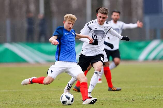 Deutschland - Frankreich Fussball U18 Laenderspiel Markranstädt, 26.03.2018, Stadion am Bad, Fussball, U18 Länderspiel , BR Deutschland (GER) vs. Frankreich (FRA) , Im Bild v.l.: Alexis Trouillet (10, FRA) und David Lennart Phillipp (10, GER, Bremen)