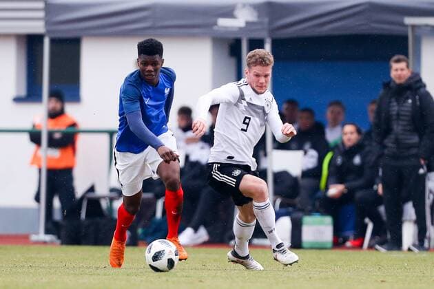Deutschland - Frankreich Fussball U18 Laenderspiel Markranstädt, 26.03.2018, Stadion am Bad, Fussball, U18 Länderspiel , BR Deutschland (GER) vs. Frankreich (FRA) , Im Bild v.l.: Nsana Simon (14, FRA) und Eric Hottmann (9, GER, Stuttgart)