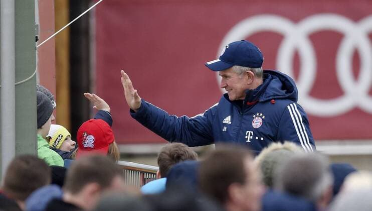 Themen der Woche - SPORT 26.03.2018, Fussball 1.Liga 2017 2018, FC Bayern München Training an der Säbenerstrasse in München. Trainer Jupp Heynckes (FC Bayern München) gibt den Fans am Zaun noch Autogramme und Handschlag für einen kleinen Fan. *** 26 03 2018 Football 1 League 2017 2018 Bayern Munich Training at the Säbenerstrasse in Munich Coach Jupp Heynckes FC Bayern Munich is giving the fans at the fence autographs and a handshake for a small fan