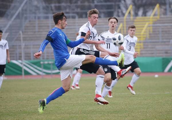 Ulm , Fußball U 16 Länderspiel Deutschland vs. Italien , von links: Raffaele Spina ( ITA ) Marvin Weiß ( GER )