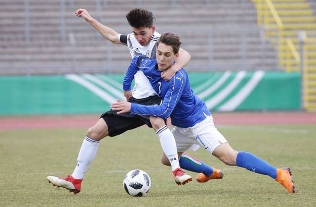 Ulm , Fußball U 16 Länderspiel Deutschland vs. Italien , von links: Mehmet - Can Aydin ( GER ) Simone Trimboli ( ITA )