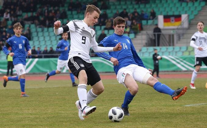 Ulm , Fußball U 16 Länderspiel Deutschland vs. Italien , von links: Mika Schroers ( GER ) Lorenzo Pirola ( ITA )