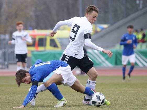 Ulm , Fußball U 16 Länderspiel Deutschland vs. Italien , von links: Riccardo Calafiori ( Ita ) Mika Schroers ( GER )