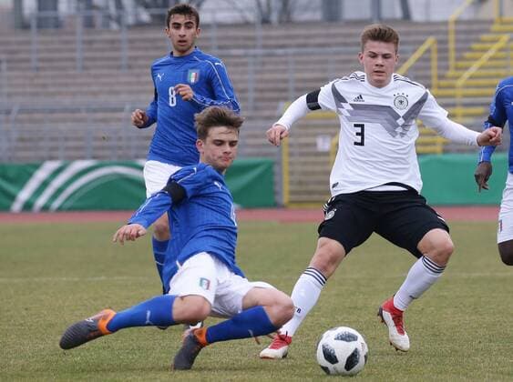 Ulm , Fußball U 16 Länderspiel Deutschland vs. Italien , von links: Michael Brentan ( ITA ) Frederik Schumann ( GER )