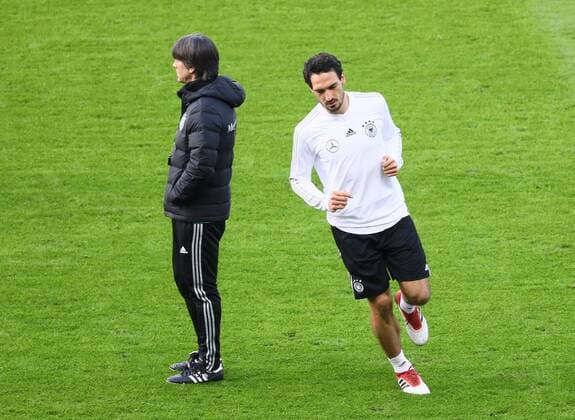 Mats Hummels (Deutschland Germany) umrundet den Bundestrainer Joachim Loew (Deutschland Germany) - 26.03.2018: Abschlusstraining der Deutschen Nationalmannschaft, Olympiastadion Berlin