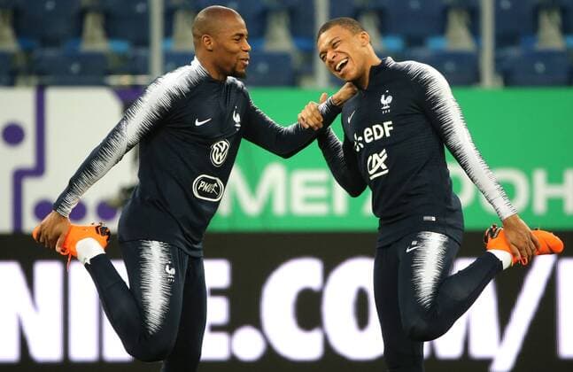 FuÃŸball, Frankreich Training ST PETERSBURG, RUSSIA - MARCH 26, 2018: Djibril Sidibe (L) and Kylian Mbappe of the French national team Nationalteam during a training session ahead of their football friendly against Russia at Saint Petersburg Stadium. Alexander Demianchuk TASS  TS079710