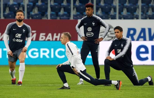 FuÃŸball, Frankreich Training ST PETERSBURG, RUSSIA - MARCH 26, 2018: Olivier Giroud, Presnel Kimpembe, and Raphael Varane (L-R back) of the French national team Nationalteam during a training session ahead of their football friendly against Russia at Saint Petersburg Stadium. Alexander Demianchuk TASS  TS079714
