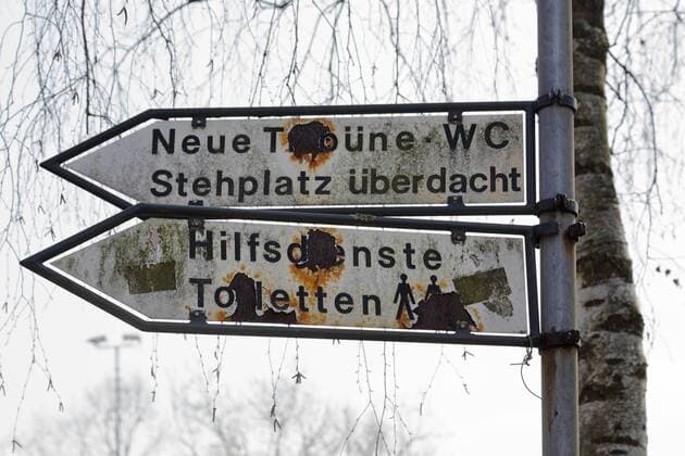 Fussball, Regionalliga West, 2017 2018, Grotenburg-Stadion in Krefeld-Bockum, Niederrhein, Nordrhein-Westfalen, Heimspielstaette des KFC Uerdingen 05, baufaellig, marode, renovierungsbeduerftig, verrostete Hinweisschilder und Wegweiser am Stadion Sport, Fussball, Regionalliga West, 2017 2018, Grotenburg-Stadion in Krefeld-Bockum, Niederrhein, Nordrhein-Westfalen, Heimspielstaette des KFC Uerdingen 05, baufaellig, marode, renovierungsbeduerftig, verrostete Hinweisschilder und Wegweiser am Stadion, sports, football, Regional League West, 2017 2018, Grotenburg Stadium in Krefeld-Bockum, Lower Rhine, North Rhine-Westphalia, home ground of KFC Uerdingen 05, ramshackle, dilapidated, in need of renovation, oxidated signs and guideposts at the stadium