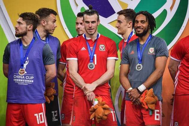 Bilder des Tages - SPORT First runner-up Wales national football team take part in the award ceremony after being defeated by Uruguay national football team in their final match during the 2018 Gree China Cup International Football Championship in Nanning city, south China s Guangxi Zhuang Autonomous Region, 26 March 2018. Uruguay won the final by 1-0 against Wales and claimed the title of the event. Uruguay claims title of 2018 China Cup Int l Football Championship in Nanning  20180326_09897