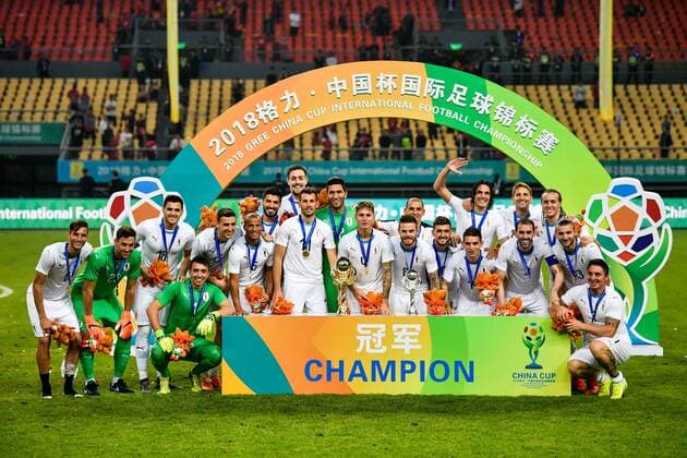 Themen der Woche - SPORT Bilder des Tages - SPORT Players of Uruguay national football team take part in the champion award ceremony for the 2018 Gree China Cup International Football Championship in Nanning city, south China s Guangxi Zhuang Autonomous Region, 26 March 2018. Uruguay won the final by 1-0 against Wales and claimed the title of the event. Uruguay claims title of 2018 China Cup Int l Football Championship in Nanning  20180326_53395